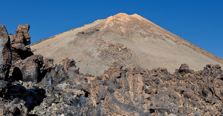 Der Pico del Teide ragt aus den Lavafeldern in die Höhe